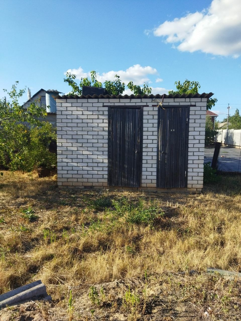 🏡 Дом в Луганске, ул. 21-го МЮДА (Каменнобродский район) 🔹 Идеальный вариант для тех, кто хочет дом в городе с участком! ▪ 52 м², 3 комнаты ▪ Дом из шлакоблока, обложен кирпичом ▪ Санузел с ремонтом ▪ Окна м/п, батареи чугунные ▪ Отопление — газовый котёл ▪ Вода центральная 🌿 Участок 3 сотки: — кирпичный сану...