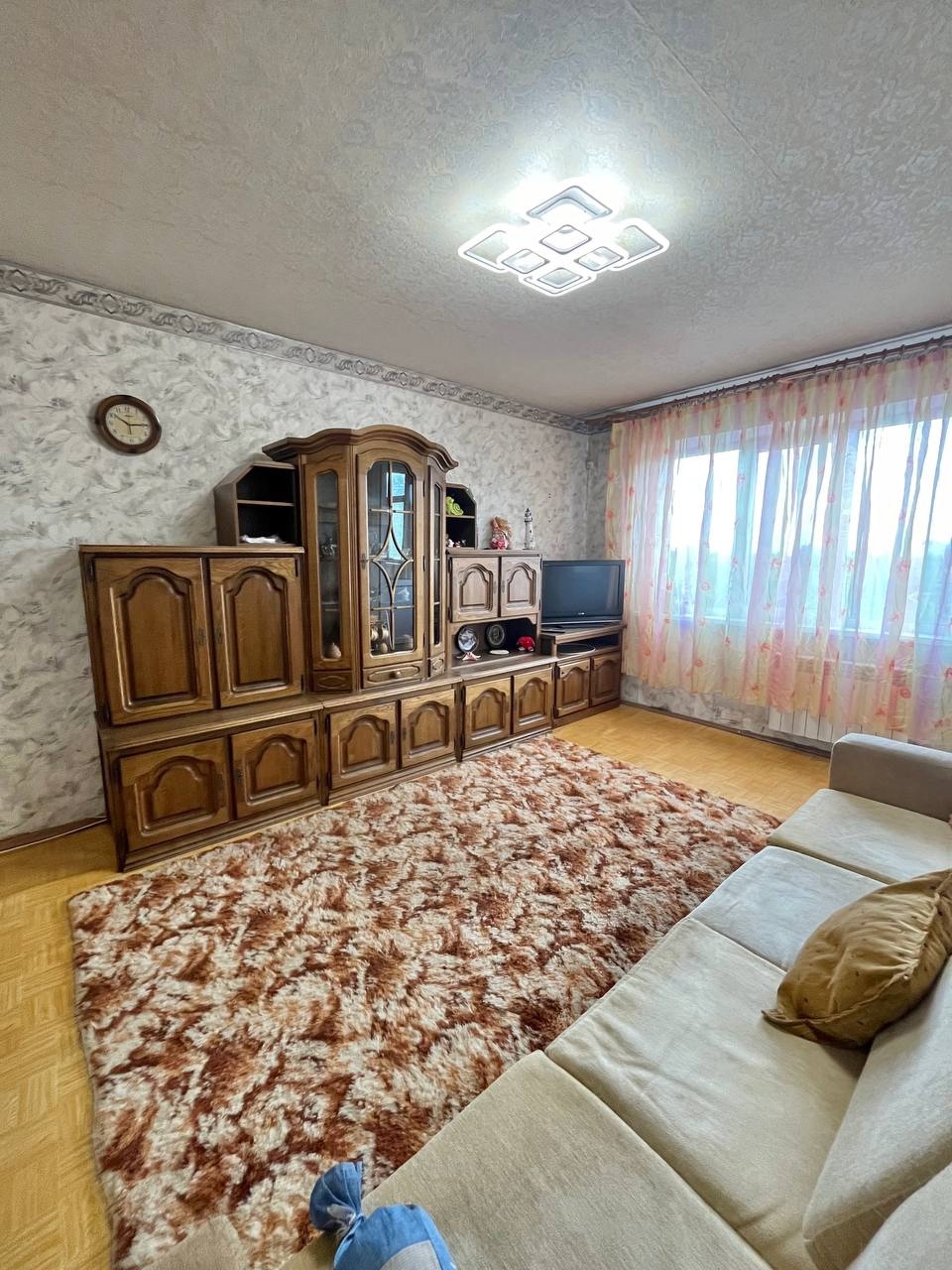 Продам 3-х комнатную квартиру в г. Луганск, Жовтневый район, ул. Учебная, 5 этаж 10- ти этажного дома . Квартира теплая , комнаты раздельные, есть балкон и лоджия, жилое состояние квартиры , санузел раздельный, рядом школы, детсады, колледжи, институт, удобная развязка транспорта, супермаркеты, кафе, рынок, к...