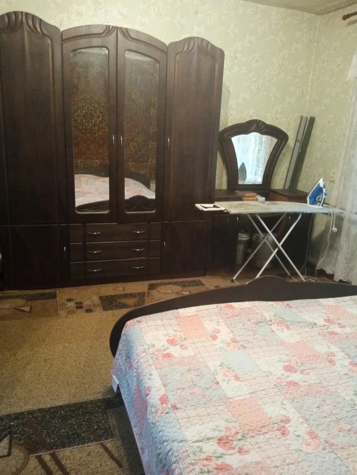 Внимание!!!!! !!!! Продам дом в красном луче.( лнр) Район п. Звезда. дом 10×10 построен в 1991г. 3 комнаты.( зал, и 2 спальни). Кухня, туалет и ванная раздельные. Газовое отопление. Бойлер. Водоснабжение. Во дворе гараж и хозпостройки. Внутри под ваш ремонт. Мебель остаётся. Дом кирпичный. Стены полметра. Бол...