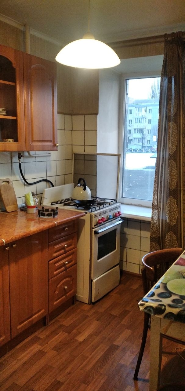 Сдам 2 комнатную квартиру в центре Луганска- ул.Коцюбинского в жилом состоянии с мебелью и новой бытовой техникой. В наличии холодильник, бойлер, стиральная машина-авт. Цена 35 тыс руб+ ком.услуги; предоплата 2 мес; услуги АН По всем вопросам: +7 959 197-27-67; Telegram; WhatsApp....
