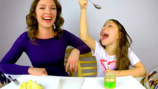 ЭКСТРЕМАЛЬНЫЕ ЧЕЛЛЕНДЖИ /// ВИКИ ШОУ - Детская ЕДА против ВЗРОСЛОЙ Челлендж Challenge / Вики Шоу